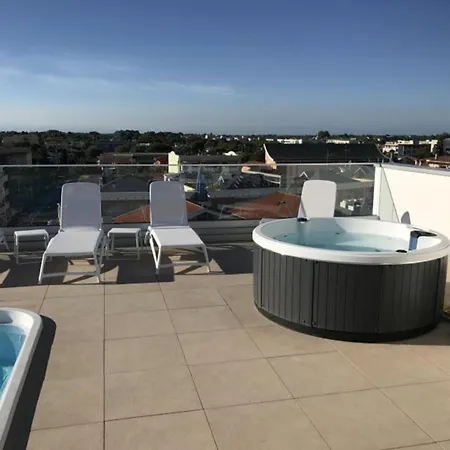 Contemporary Featuring A Rooftop Pool Apartmán Bibione