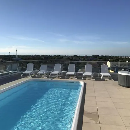 Apartmán Contemporary Featuring A Rooftop Pool *
