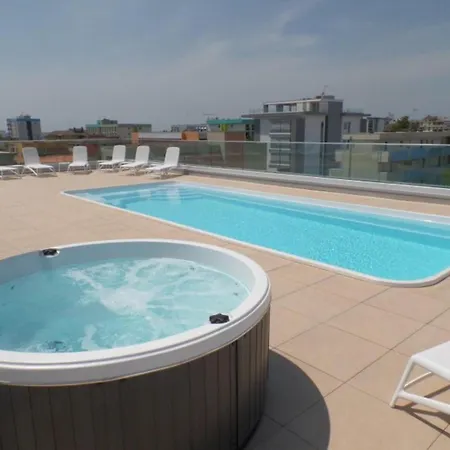Apartmán Contemporary Featuring A Rooftop Pool